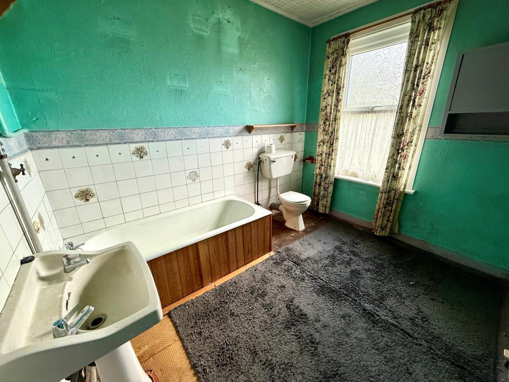Lot: 87 - MID-TERRACE HOUSE FOR REFURBISHMENT - Bathroom with W.C.